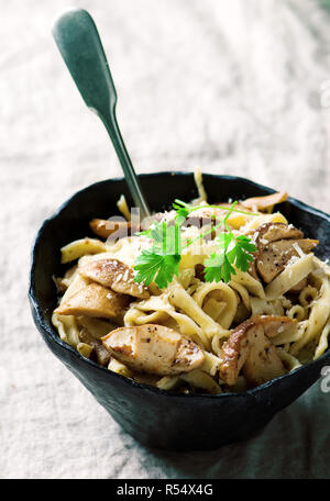 Pasta con cepeand salsa cremosa. stile vintage. messa a fuoco selettiva. Foto Stock