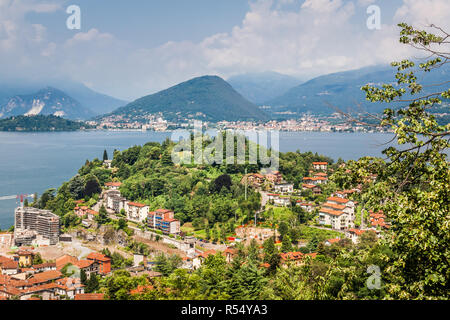 Vista aerea di Laveno, Lombardia, Italia, sul bordo del Lago Maggiore. Foto Stock