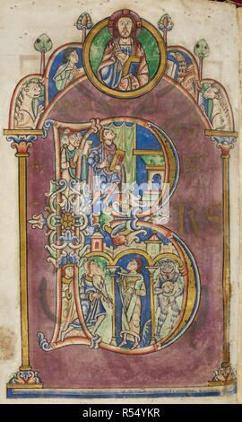 Historiated iniziale "B"(eatus) all'inizio del Salmo 1 Di Davide in possesso di un libro con gli uomini in piedi dietro di lui e di seguito, musicisti e un diavolo. Al di sopra delle iniziali è un busto di Cristo e i quattro simboli degli Evangelisti sotto l'iniziale sono due linee di testo che sono ora visibili solo in luce la rastrellatura. Shaftesbury Salterio. Inghilterra Occidentale [paese]; circa 1130-1140. Fonte: Lansdowne 383, f.15v. Lingua: latino con il francese. Foto Stock