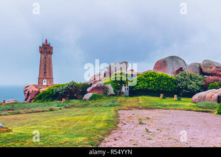 Faro di Ploumanach significa Ruz in Perros-Guirec sulla Costa di Granito Rosa, Brittany (Bretagne), Francia Foto Stock