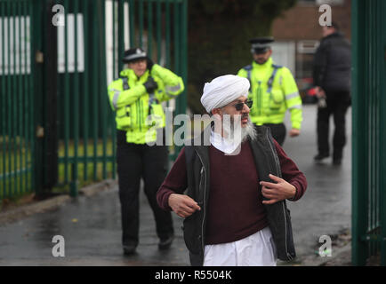 Le persone a una protesta pacifica fuori Almondbury Comunità scuola, a Huddersfield dopo le riprese è stato condiviso sui social media di un 15-anno-vecchio rifugiato siriano di essere attaccato alla scuola. Foto Stock