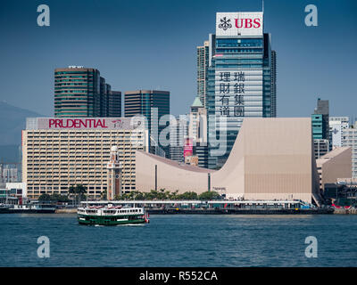 Hong Kong - Traghetto Star vele di fronte a grandi UBS e inserzioni prudenziale sul lato di Kowloon del porto di Victoria Foto Stock