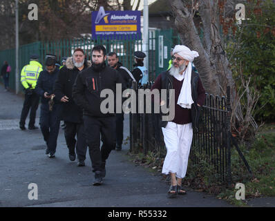 Imam Mohammed Amin Pandor (destra) al di fuori della Comunità Almondbury scuola, a Huddersfield dopo le riprese è stato condiviso sui social media di un 15-anno-vecchio rifugiato siriano di essere attaccato alla scuola. Foto Stock