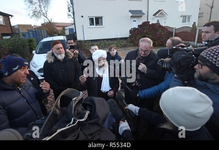 Imam Mohammed Amin Pandor parlando ai media in una protesta pacifica fuori Almondbury Comunità scuola, a Huddersfield dopo le riprese è stato condiviso sui social media di un 15-anno-vecchio rifugiato siriano di essere attaccato alla scuola. Foto Stock