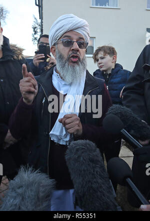 Imam Mohammed Amin Pandor parlando ai media in una protesta pacifica fuori Almondbury Comunità scuola, a Huddersfield dopo le riprese è stato condiviso sui social media di un 15-anno-vecchio rifugiato siriano di essere attaccato alla scuola. Foto Stock