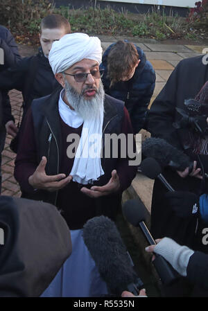 Imam Mohammed Amin Pandor parlando ai media in una protesta pacifica fuori Almondbury Comunità scuola, a Huddersfield dopo le riprese è stato condiviso sui social media di un 15-anno-vecchio rifugiato siriano di essere attaccato alla scuola. Foto Stock