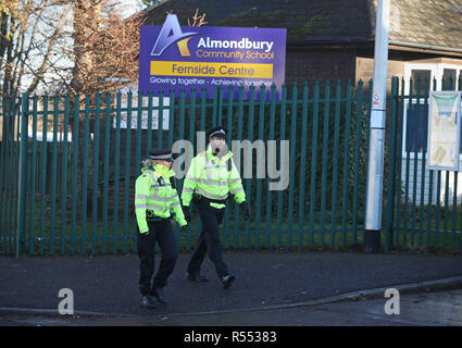 Al di fuori di polizia Almondbury Comunità scuola, a Huddersfield dopo le riprese è stato condiviso sui social media di un 15-anno-vecchio rifugiato siriano di essere attaccato alla scuola. Foto Stock