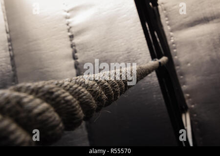 Brown arrampicata corda sospesi dal tetto Foto Stock