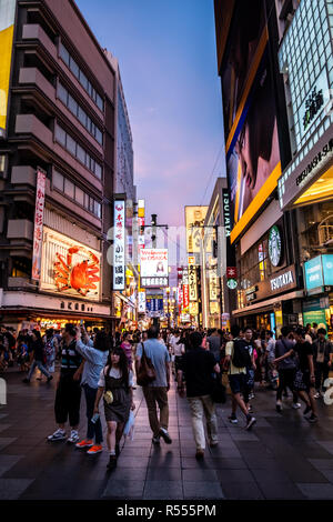 Osaka, Giappone - 30 Agosto 2018 : Dotonbori quartiere dello shopping al crepuscolo Foto Stock