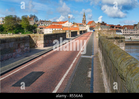 Tweedmouth, Berwick Ponte Vecchio, al Tweed, fiume Tweed, Spittal, North Northumberland, England, Regno Unito Foto Stock