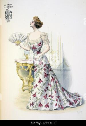 Abito creato per Jane Hading da LaferriÃ¨re per il suo tour europeo. "Questo manto di bianco moirÃ© ricamato in nastro e borcaded con un meraviglioso design di trailing fuchsias è tagliato en princesse e semplicemente drappeggiati attraverso la figura. In corrispondenza del collo si perde si ripiega in una disposizione di morbida di pizzo, quale materiale i manicotti vengono anche effettuati.". La polvere Puff [edizione inglese di "La Mode artistique".; 1898]. (Londra, Inghilterra : 1898). Fonte: La polvere Puff inverno piastra 227. Foto Stock
