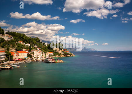 Vista aerea del villaggio Mimice e mare Adriatico Costo, Omis Riviera, Croazia Foto Stock