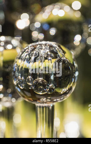 Chiusura del globo di vetro riflette altri globi, Germania Foto Stock