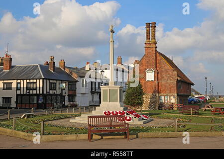 Mill Inn, Memoriale di guerra e discutibile Hall, Aldeburgh, Suffolk Coastal district, Suffolk, East Anglia, Inghilterra, Gran Bretagna, Regno Unito, Gran Bretagna, Europa Foto Stock