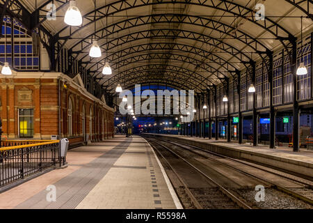 Den Haag Hollands Spoor, Paesi Bassi - 17 Febbraio 2018: Den Haag Hollands Spoor stazione ferroviaria nelle prime ore del mattino del 17 febbraio Foto Stock