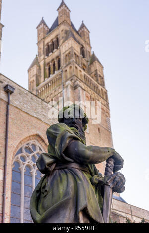 Bruges, Belgio - 17 Febbraio 2018: Statua di fronte alla chiesa di Nostra Signora a Bruges, Belgio Foto Stock