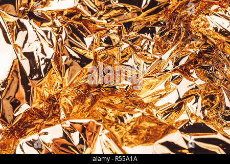 Golden abstract sfondo costituito di stropicciata carta oro Foto Stock