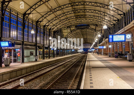 Den Haag Hollands Spoor, Paesi Bassi - 17 Febbraio 2018: Den Haag Hollands Spoor stazione ferroviaria nelle prime ore del mattino del 17 febbraio Foto Stock