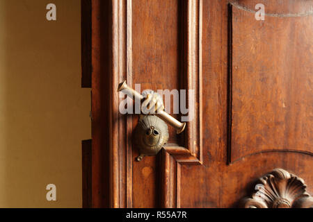 Massiccia porta con la maniglia a forma di mano Foto Stock