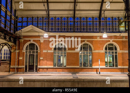 Den Haag Hollands Spoor, Paesi Bassi - 17 Febbraio 2018: Den Haag Hollands Spoor stazione ferroviaria nelle prime ore del mattino del 17 febbraio Foto Stock