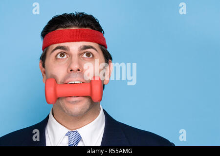 Imprenditore con un manubrio in bocca Foto Stock