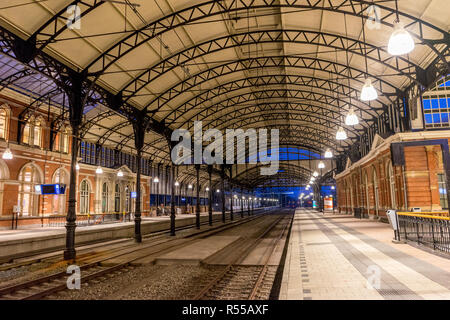 Den Haag Hollands Spoor, Paesi Bassi - 17 Febbraio 2018: Den Haag Hollands Spoor stazione ferroviaria nelle prime ore del mattino del 17 febbraio Foto Stock