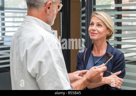 Medico di medicina generale di parlare con un paziente. Foto Stock