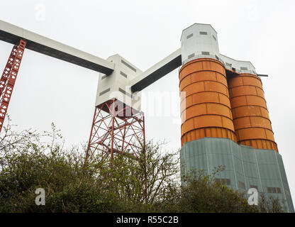 Fresco guardando il colore arancione e bianco silos in fabbrica nei pressi di Avonmouth Docks in Bristol Foto Stock