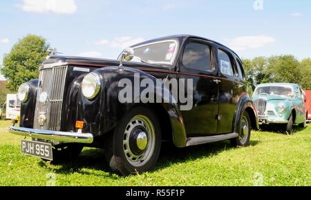 1953 Ford E493un prefetto, con 1952 Sunbeam-Talbot 90 in background, a Epping Ongar ferrovia. Foto Stock