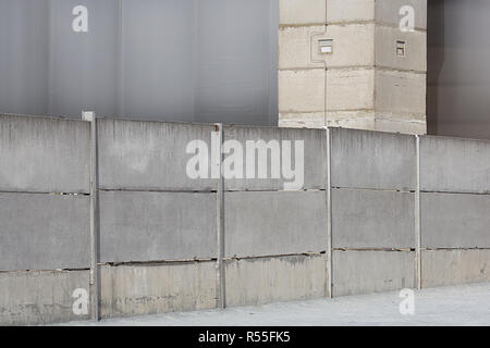Parete in cemento in un campo di concentramento West Berlino Germania Foto Stock