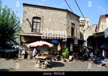 Trabzon, Turchia - 6 settembre, 2018. Vista esterna del Hasanaga moschea di Trabzon, Turchia, risalente al 1534, con persone e commerciali circostanti pro Foto Stock