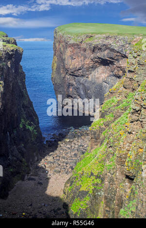 Calder's Geo, eroso litorale mostrando profonda spaccatura nella scogliera sul mare a Eshaness / Esha Ness, Northmavine, Continentale, le isole Shetland, Scotland, Regno Unito Foto Stock