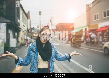 Donna asiatica tourist felicità emozione su otaru street uno dei più popolari destinazioni di viaggio di Hokkaido in Giappone Foto Stock