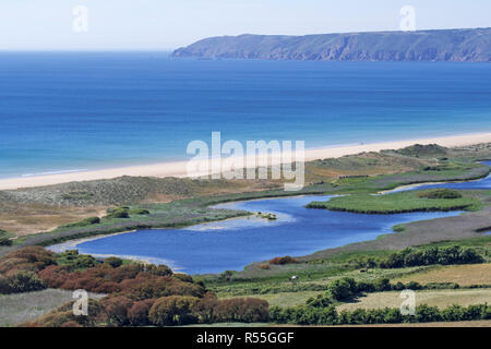 Vista su Nez de Jobourg e la Réserve Naturelle Nationale de la Mare de Vauville, riserva naturale in una palude vicino Le Petit Thot, Normandia, Francia Foto Stock