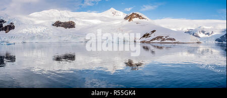 Panorama della Neko Harbour bay con ghiacciaio e le tende di colore rosso sul sito di camp, Penisola Arctowski, Antartide Foto Stock