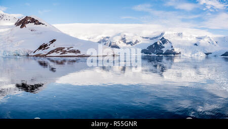 Panorama della Neko Harbour e Lester Cove con i ghiacciai e le tende di colore rosso sul sito di camp, Penisola Arctowski, Continente Antartide Foto Stock