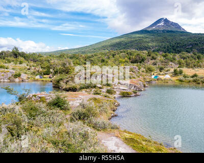 Persone campeggio in tende sul camp site lungo il fiume Ovando in Tierra del Fuego National Park, Patagonia, Argentina Foto Stock