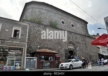 Trabzon, Turchia - 8 settembre, 2018. Vista esterna del bazaar coperto Bedesten a Trabzon, con proprietà commerciali, persone e automobili. Foto Stock