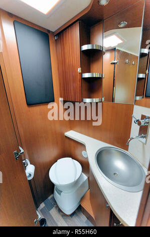 All'interno di RV con bagno WC lavabo doccia Foto Stock