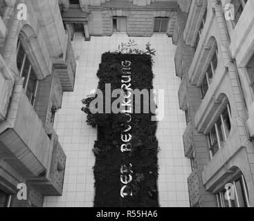 Guardando verso il basso sulla Hans Haacke Der Bevölkerung arte progetto all'aria aperta del cortile di palazzo del Reichstag a Berlino, Germania Foto Stock