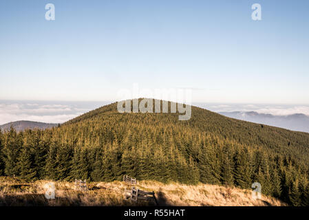 Vista Malchor collina dal sentiero escursionistico bellow Lysa Hora hill in Moravskoslezske Beskydy mountains nella Repubblica Ceca durante la bella giornata autunnale Foto Stock