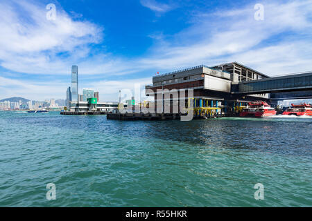 Hong Kong - terminal dei traghetti di Macau, con aliscafi in partenza a Macao Foto Stock