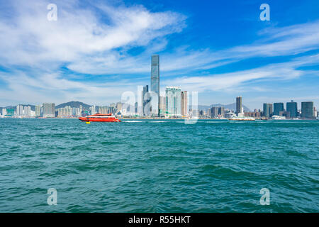 Un aliscafo a Macau con l'International Commerce Centre in background, il grattacielo più alto di Hong Kong Foto Stock