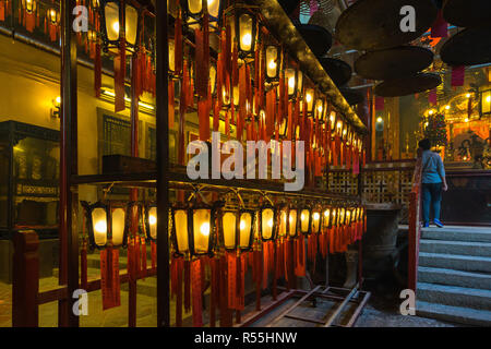 Le lanterne cinesi appeso all'interno del Tempio di Man Mo a Hollywood Road, Hong Kong, Sheung Wan Foto Stock