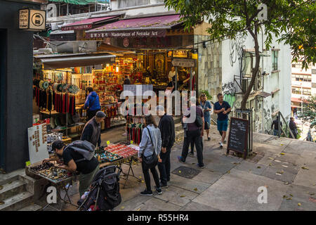 Gli amanti dello shopping a Cat Street, il famoso mercato di antiquariato di Hong Kong. Hong Kong, Sheung Wan, Gennaio 2018 Foto Stock