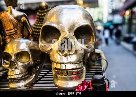 Cranio di ferro per vendere a Cat Street, il famoso mercato di antiquariato di Hong Kong Foto Stock