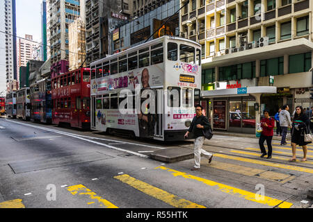La vita urbana in scena a Hong Kong con la tradizionale double decker tram chiamato Ding Ding. Hong Kong, Sheung Wan, Gennaio 2018 Foto Stock