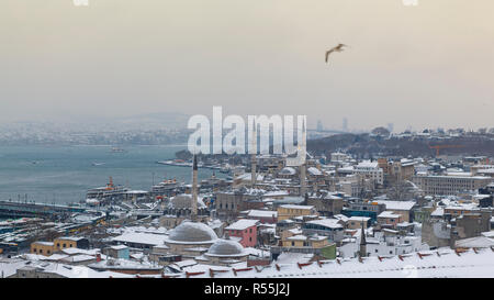 Inverno a Istanbul, giornata nevosa, vista della nuova moschea e il Bosforo Foto Stock