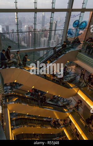 Interno del Peak Tower, un centro commerciale sul Victoria Peak. Hong Kong, Gennaio 2018 Foto Stock