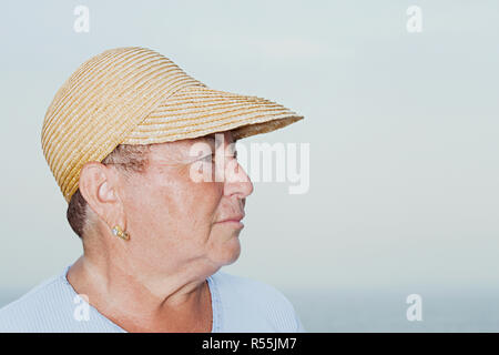 Donna che indossa un cappello di paglia Foto Stock